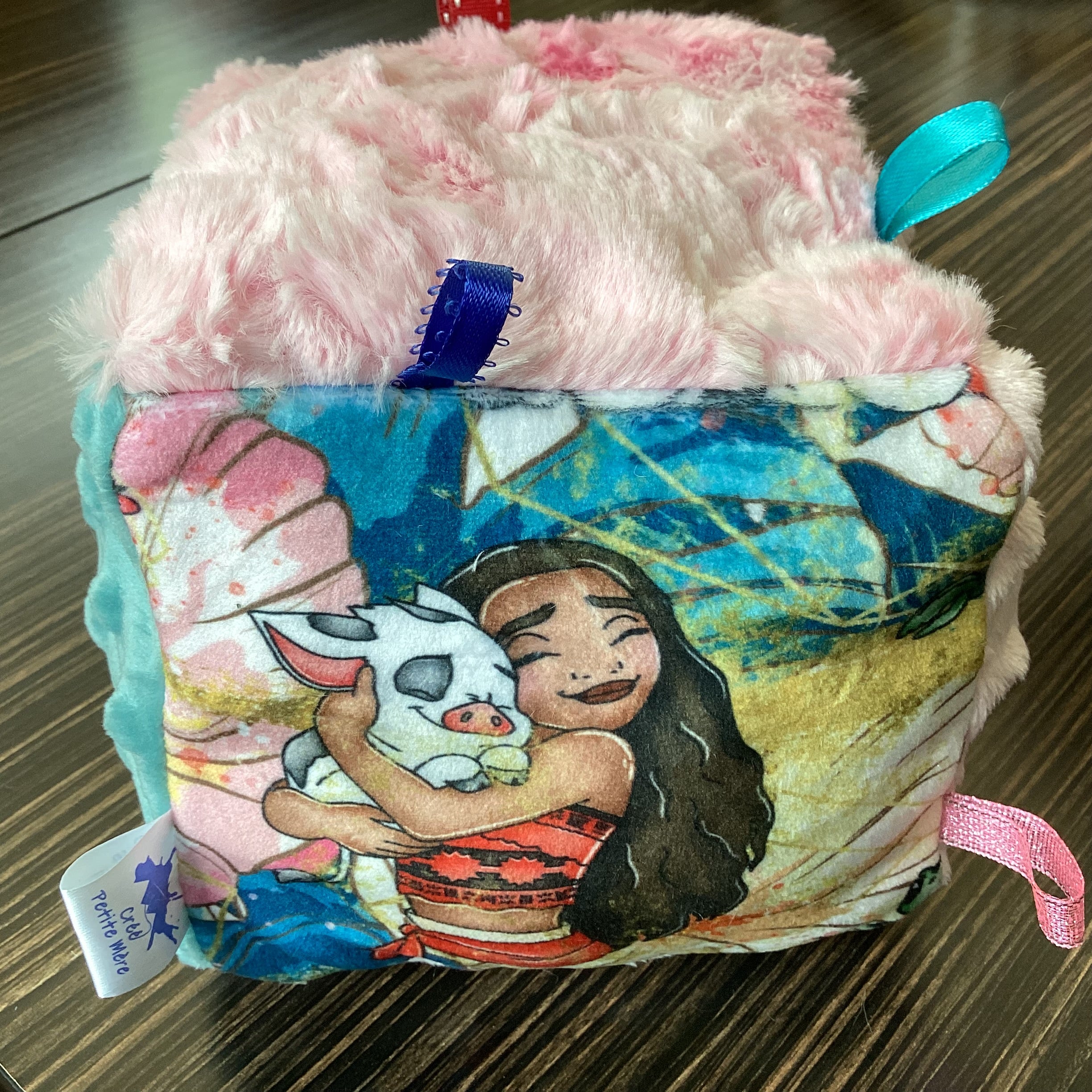 Cube d’éveil princesse d’Hawaii et son cochonnet