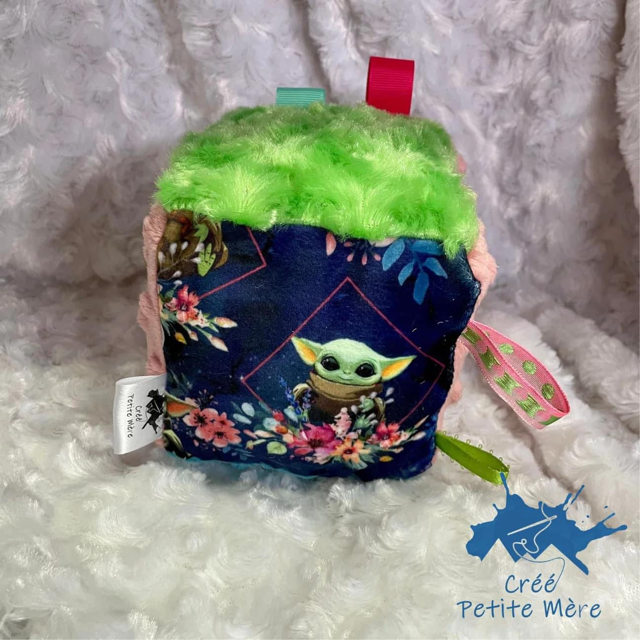 Cube d’éveil yoda avec fleurs