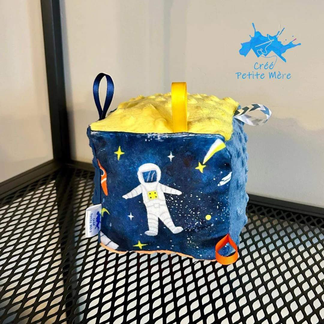 Cube d’éveil astronaute avec fusée, étoiles, planète