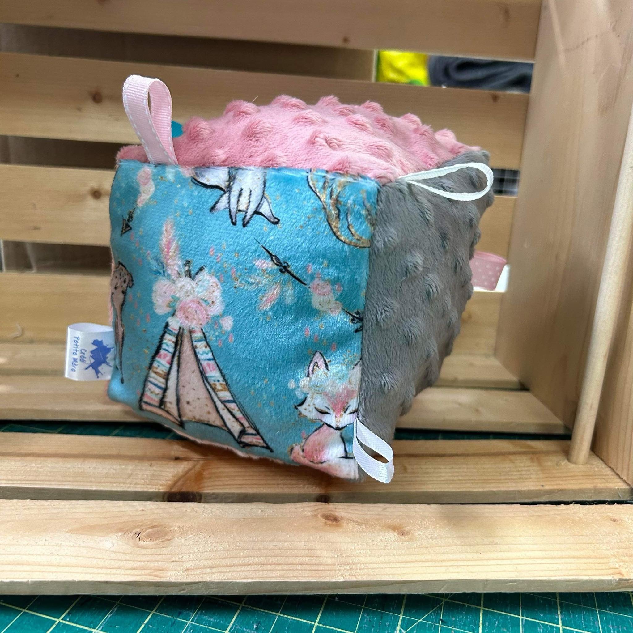 Cube d’éveil tente et animaux féeriques