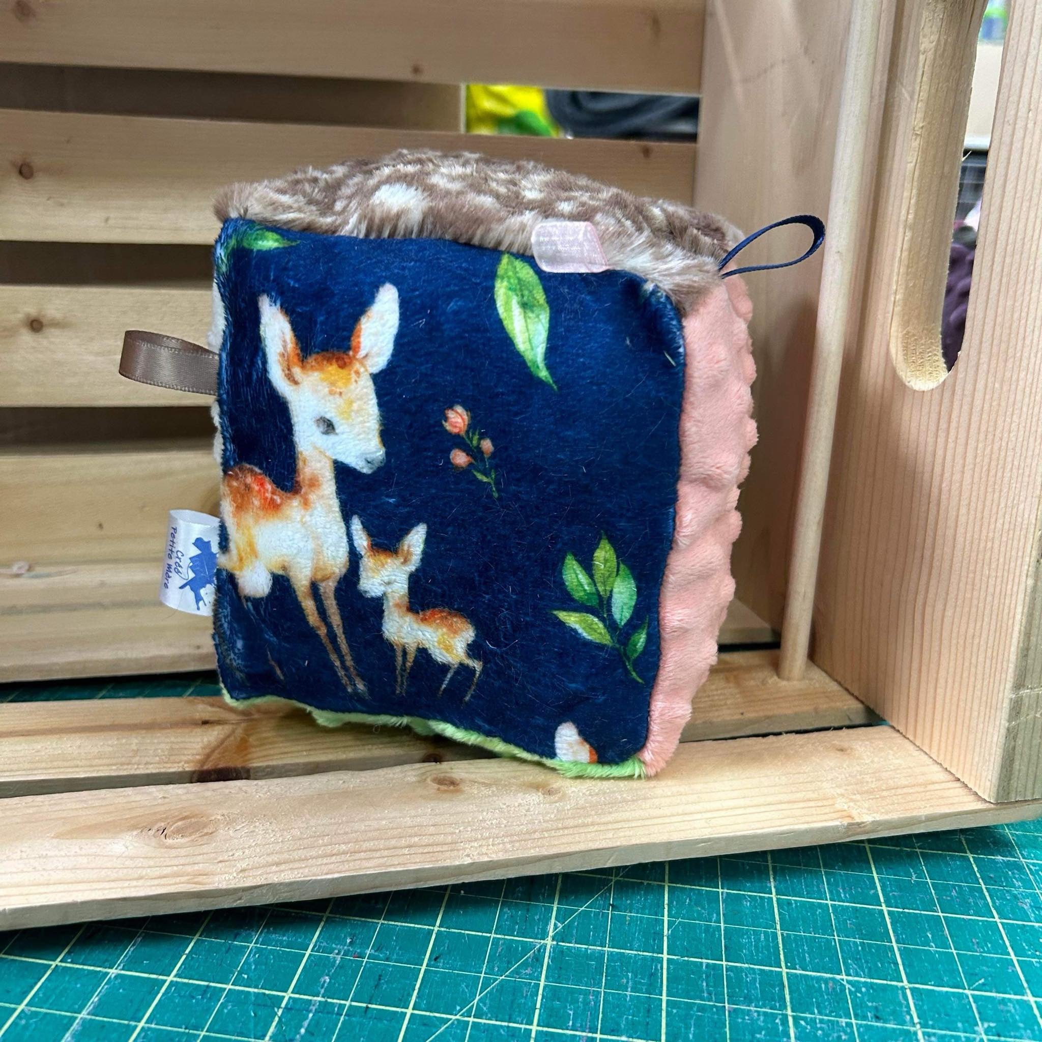 Cube d’éveil maman bébé cerf