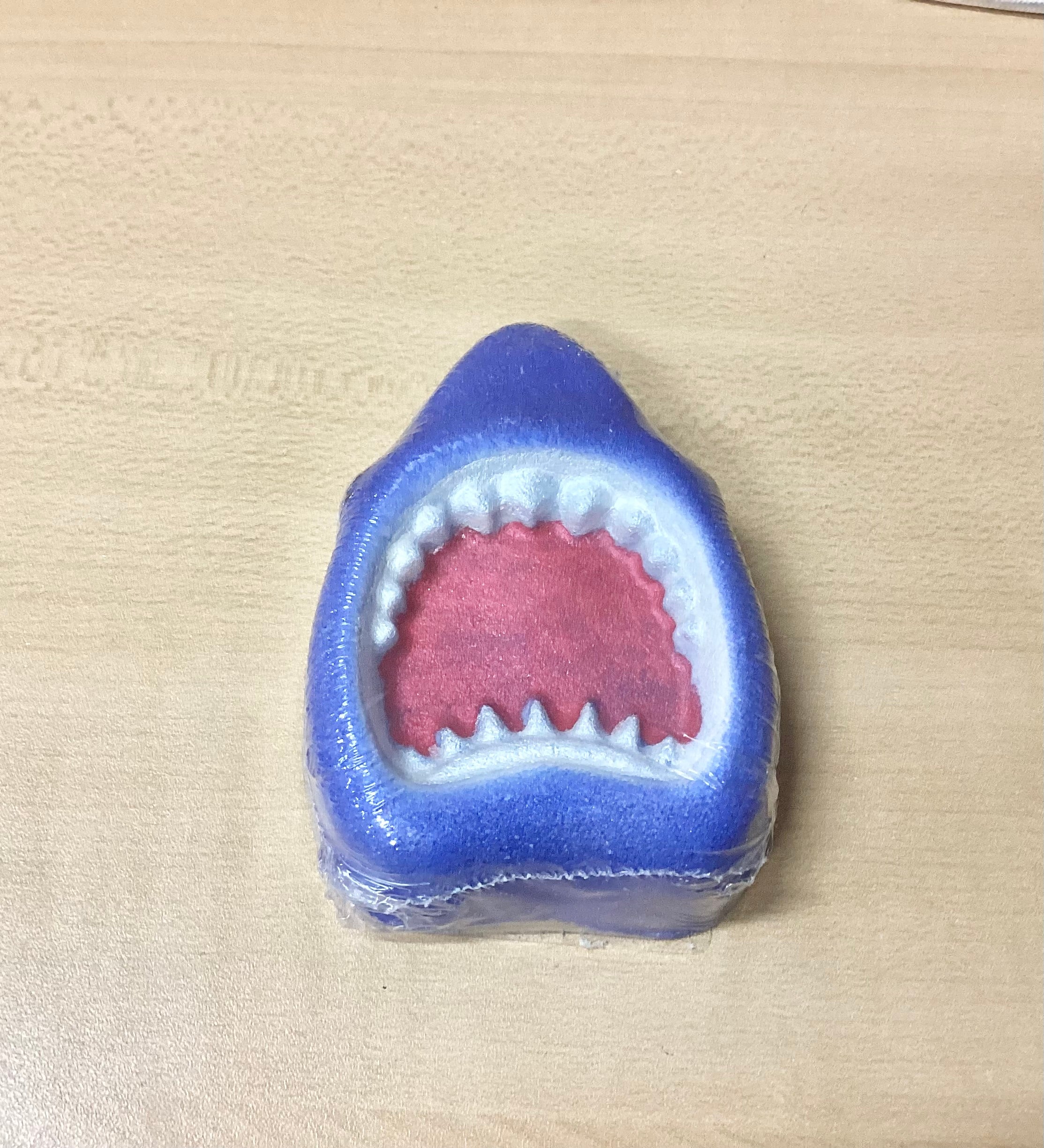 Bombe requin mords-moi avec surprise