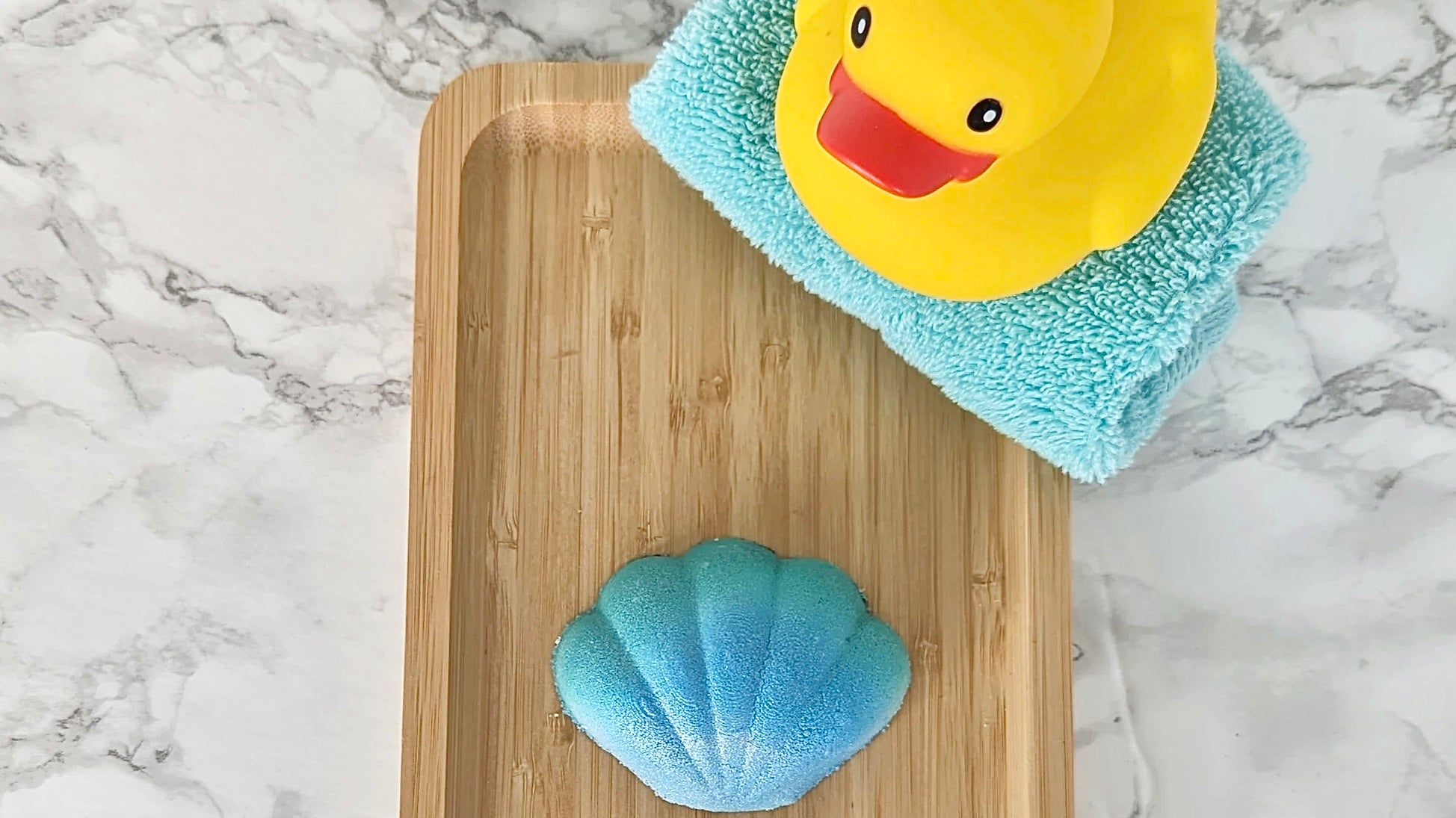 Petite bombe de bain coquillage bleu ou teinte de mauve