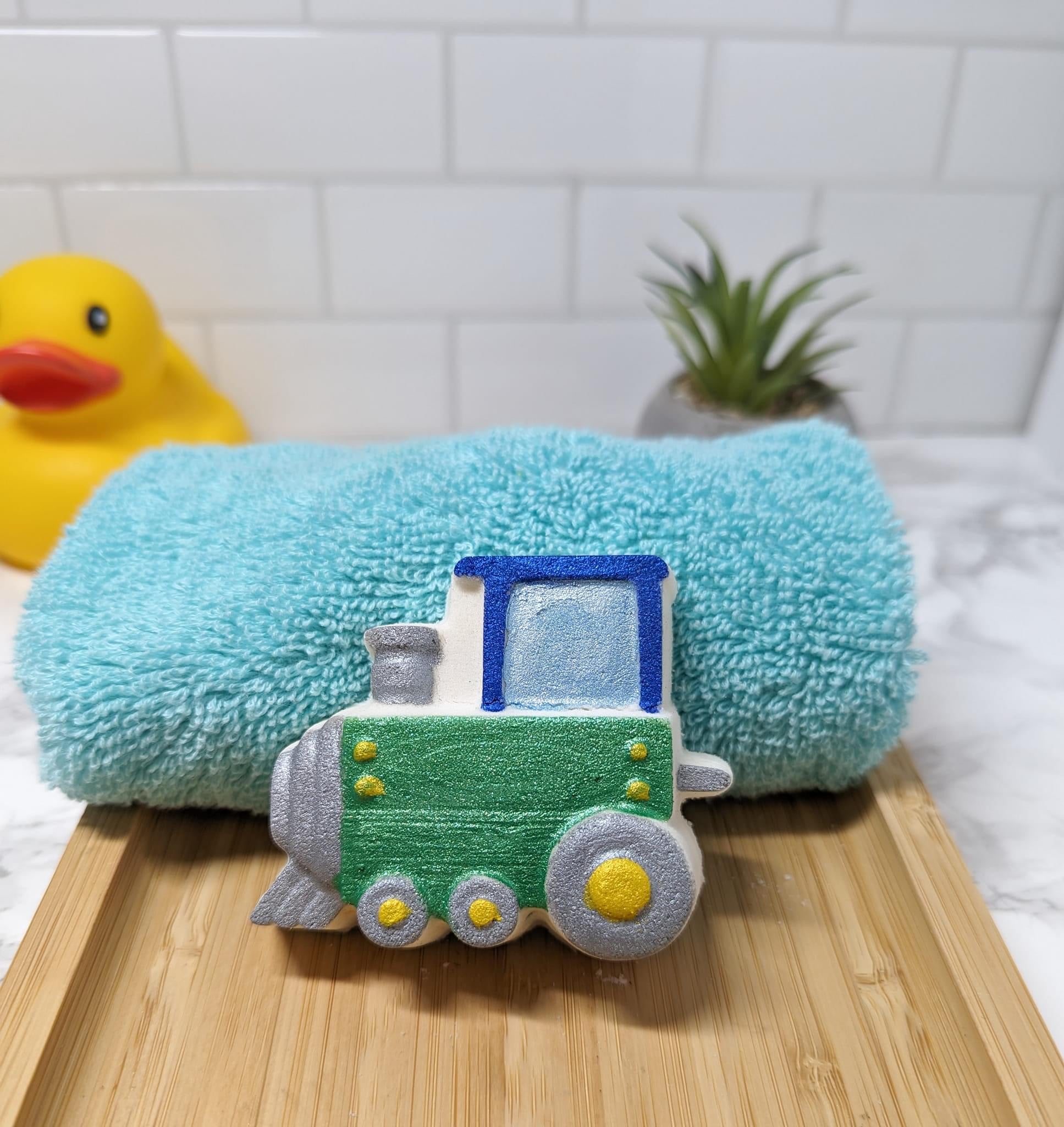 Small train bath bomb (locomotive)