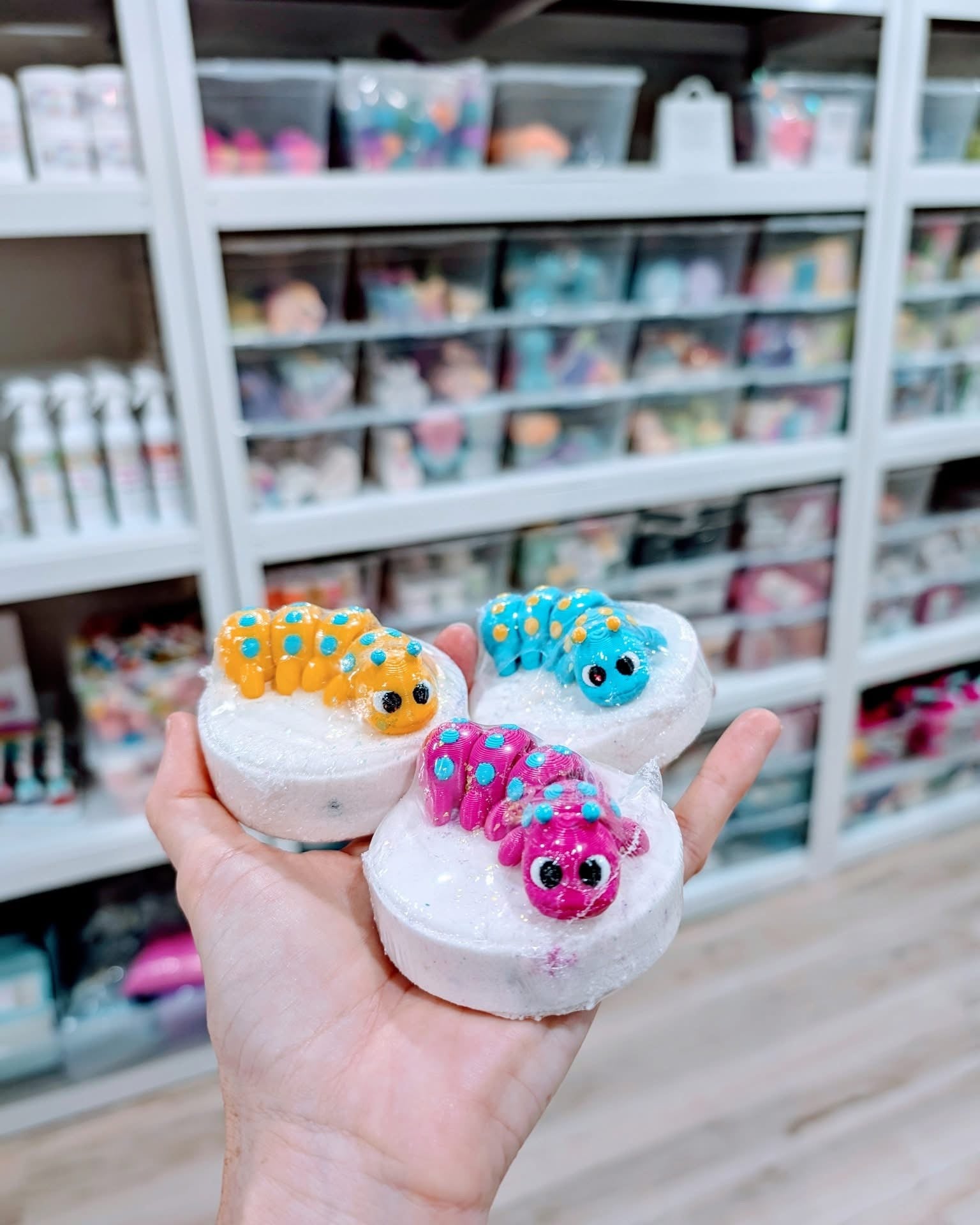 Bombe avec jouet articulé