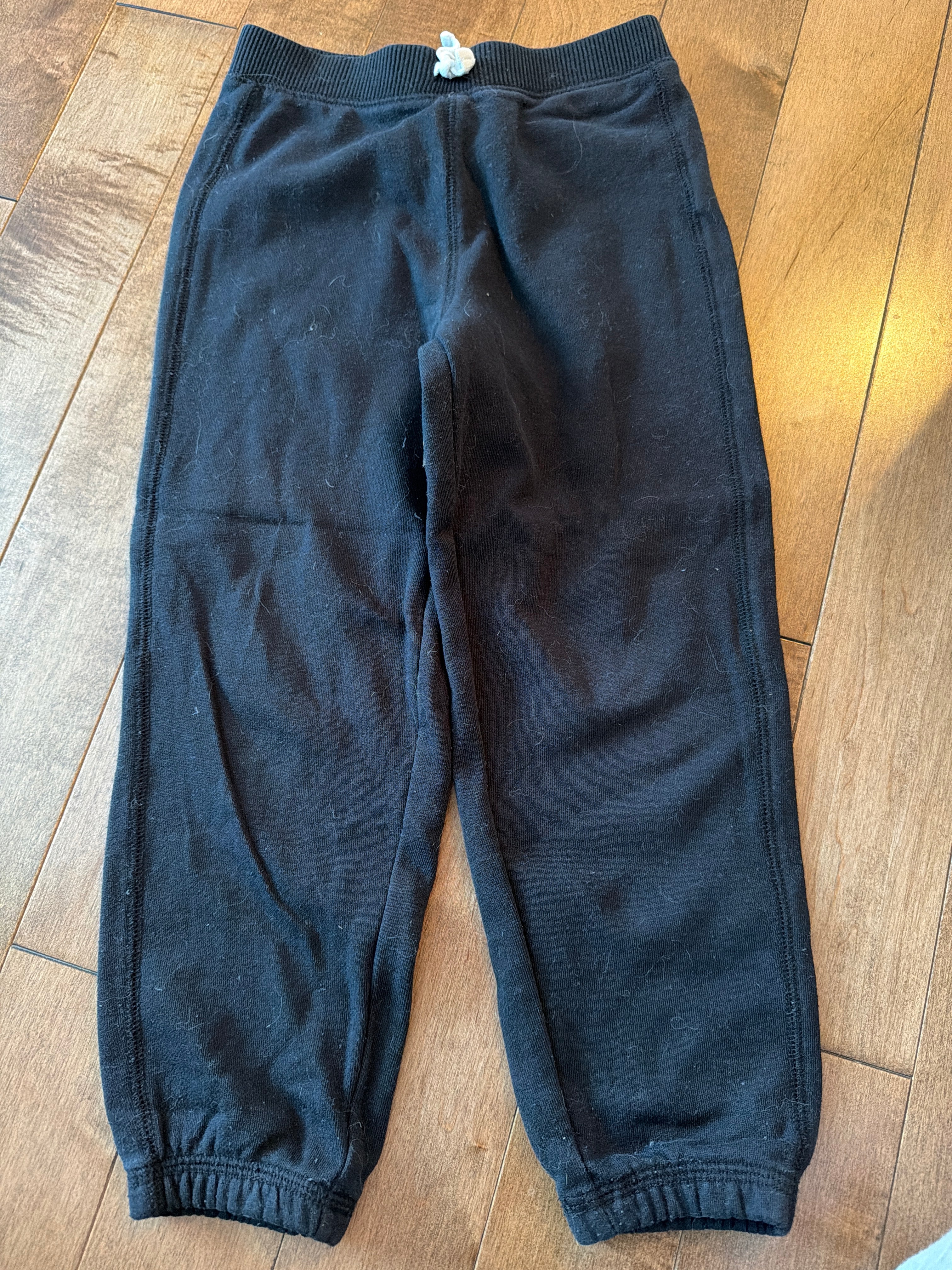 Pantalon 5 ans tâche rosé derrière une jambe