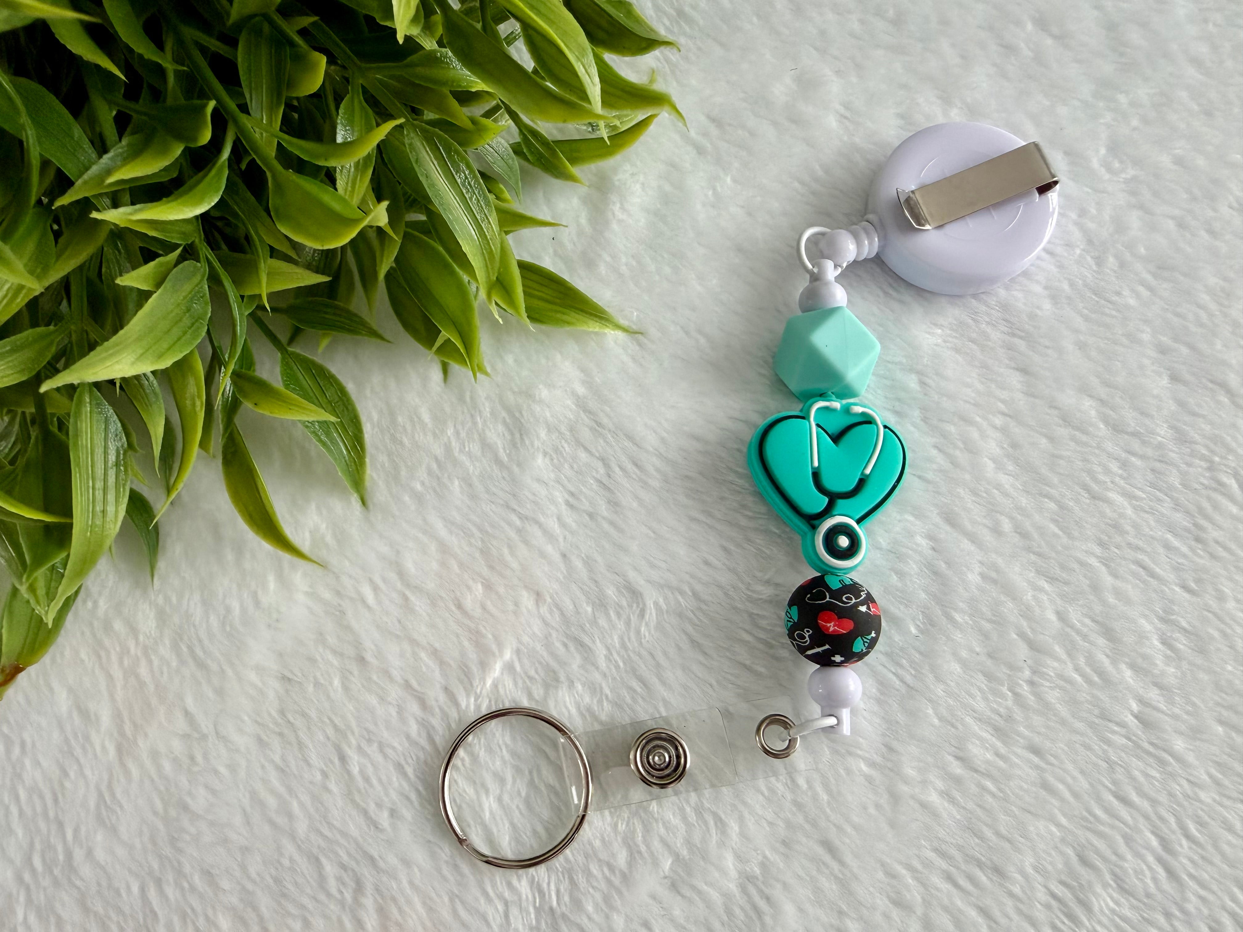 Attache rétractable infirmière