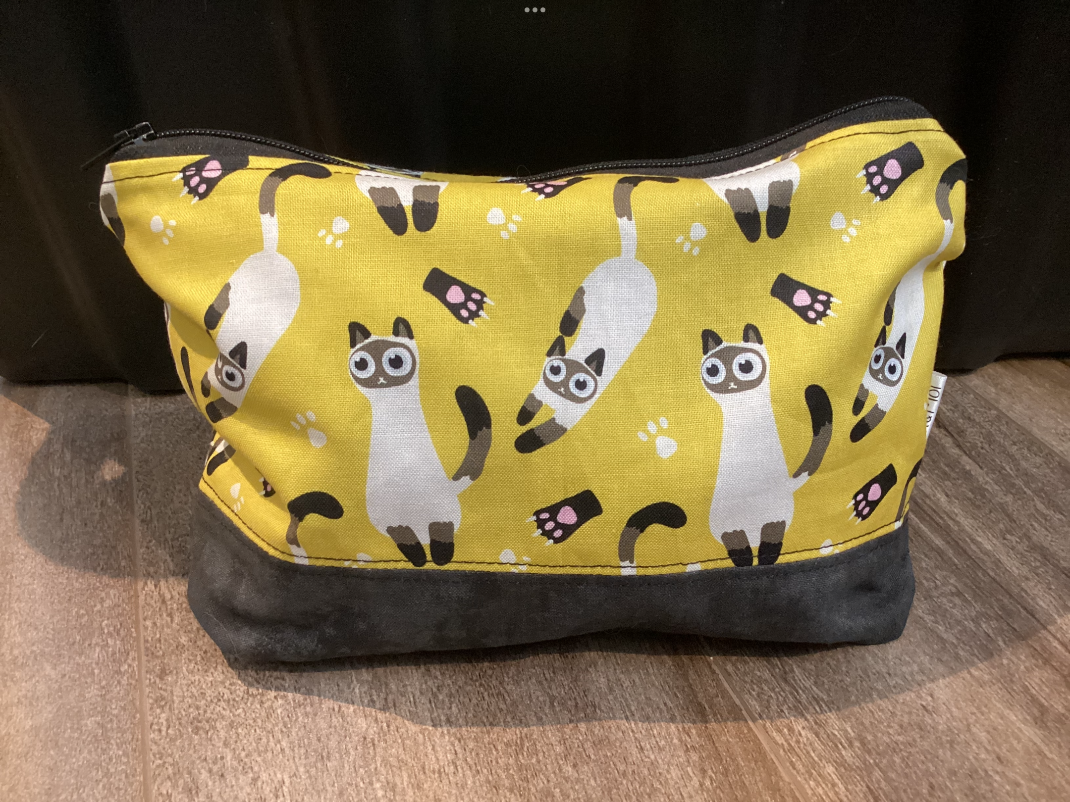 Pochette chat fond jaune