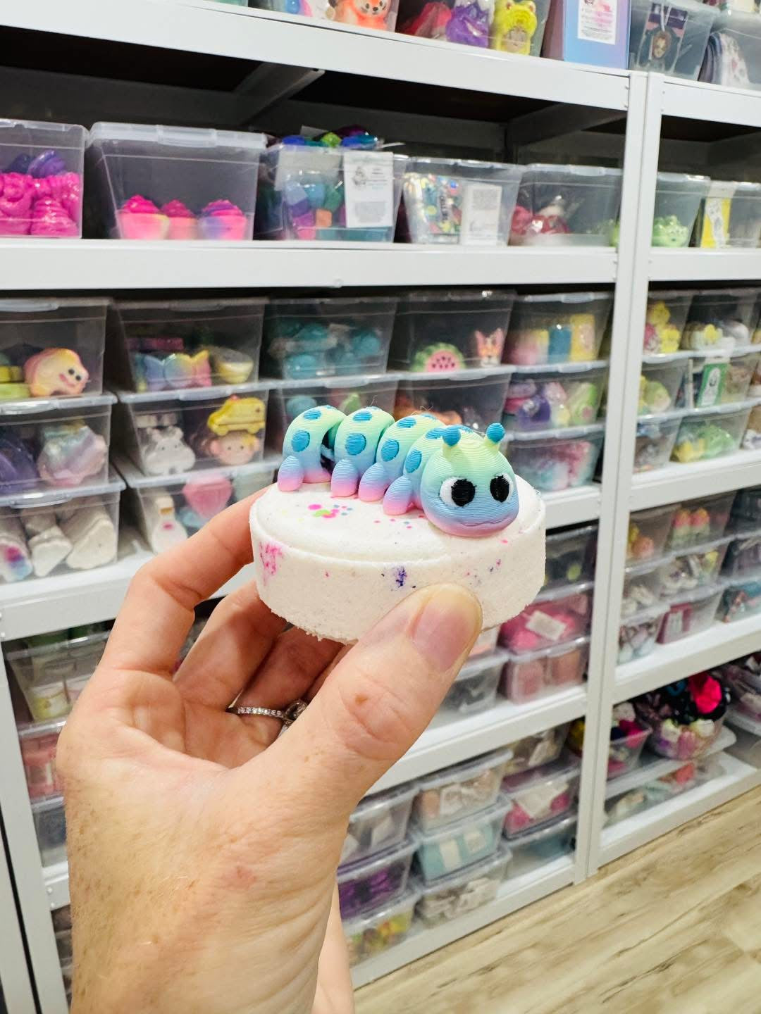 Bombe avec jouet articulé