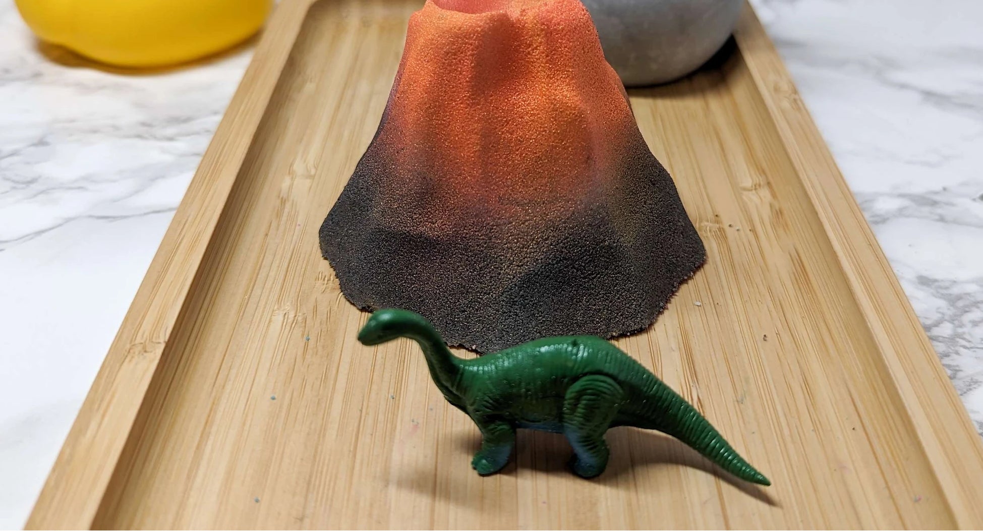 Bombe de bain volcan avec surprise dinosaure