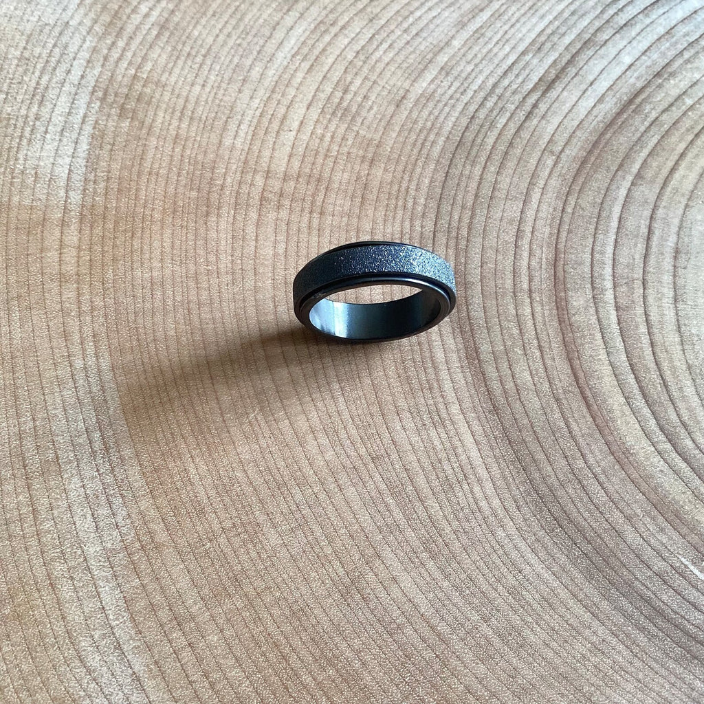 Bague « spinner » en inox noir – Le graveur des bois