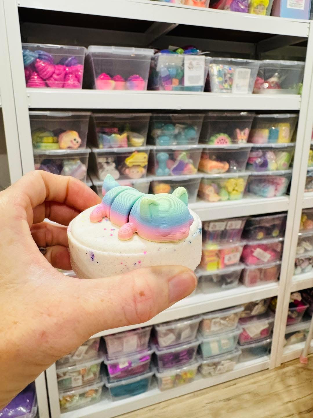 Bombe avec jouet articulé