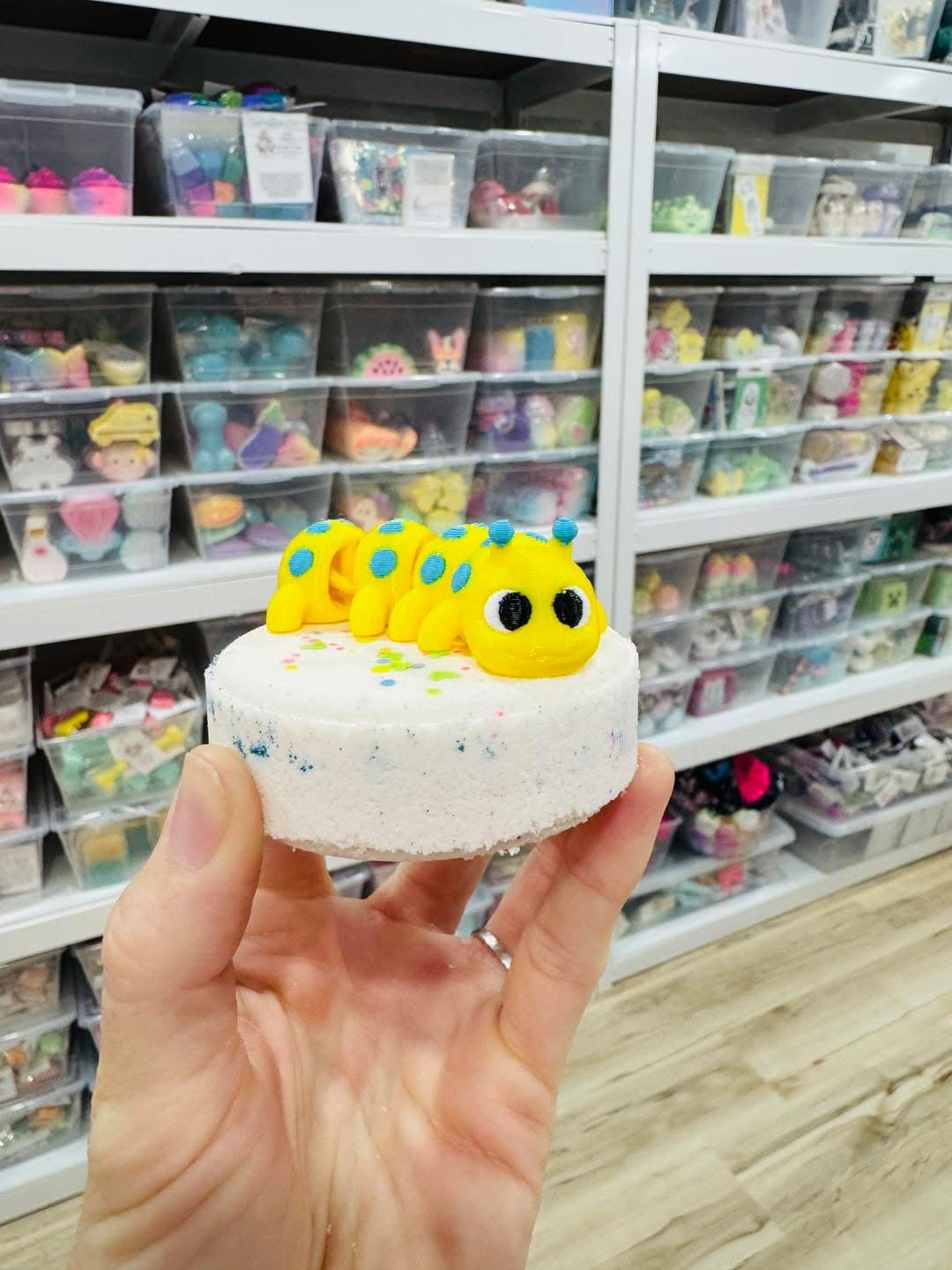 Bombe avec jouet articulé