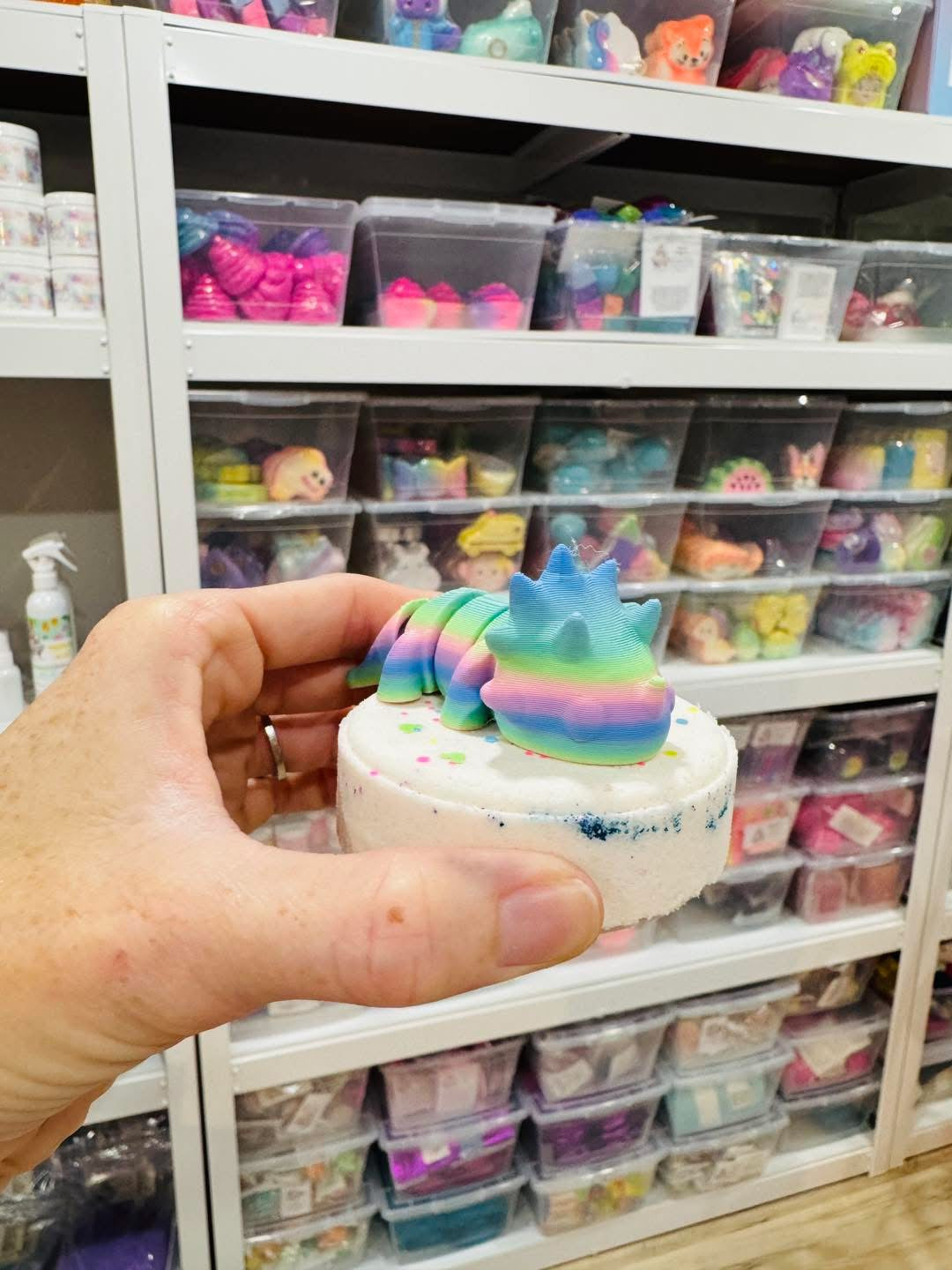 Bombe avec jouet articulé