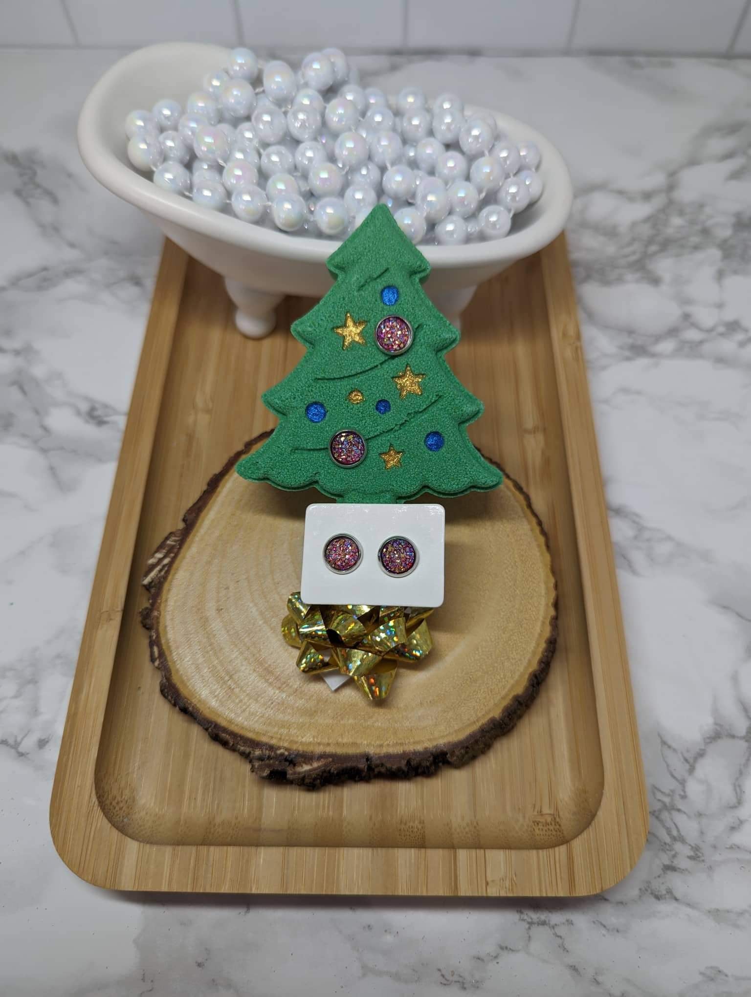 Bombe de bain sapin décoré avec boucles d'oreilles