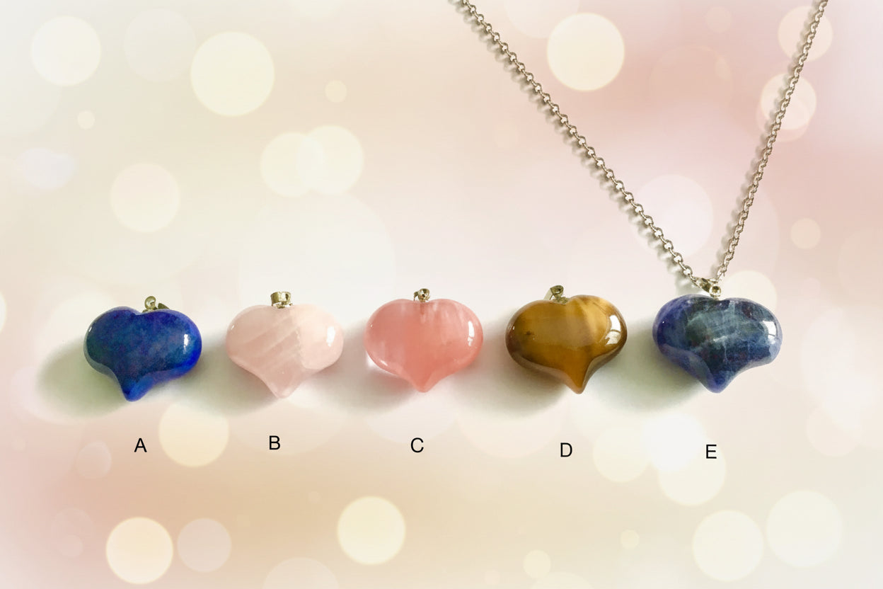 Collier en inox avec coeur en pierres diverses