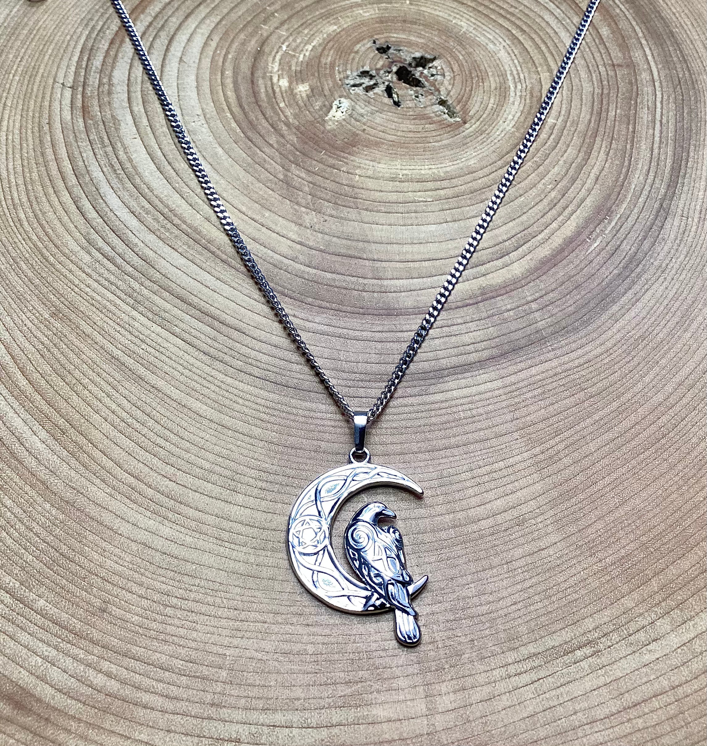 Collier à pendentif croissant de lune et corbeaux en inox Bijoux gothiques et envoûtants