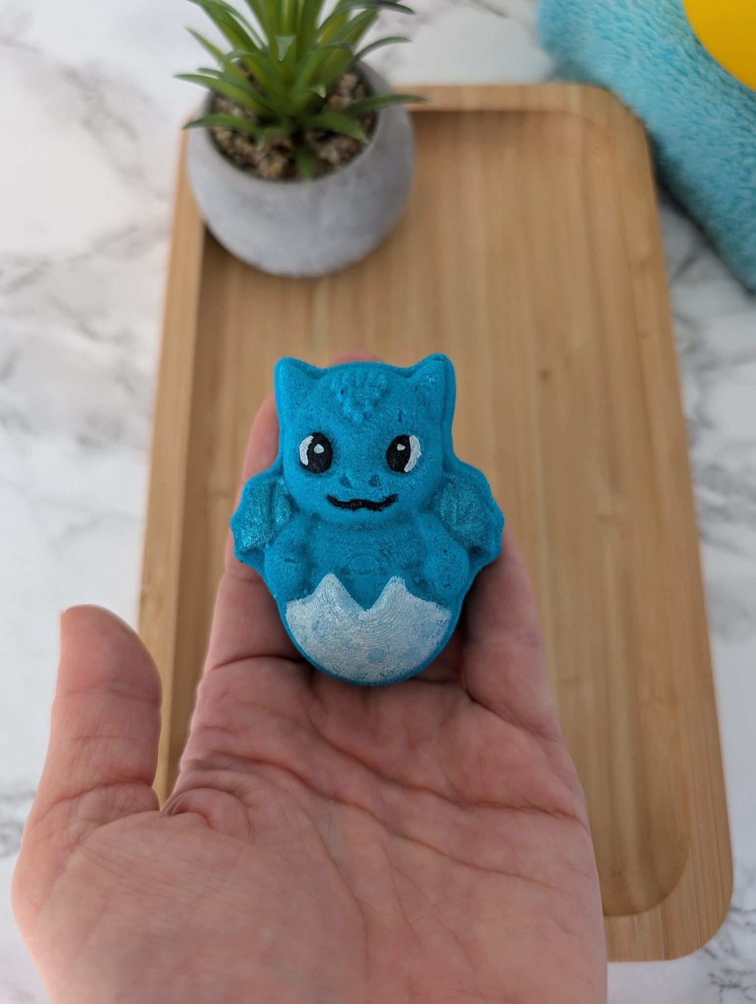 Petite bombe de bain dragon dans son oeuf