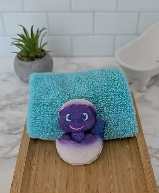 Petite bombe de bain dinosaure dans son œuf